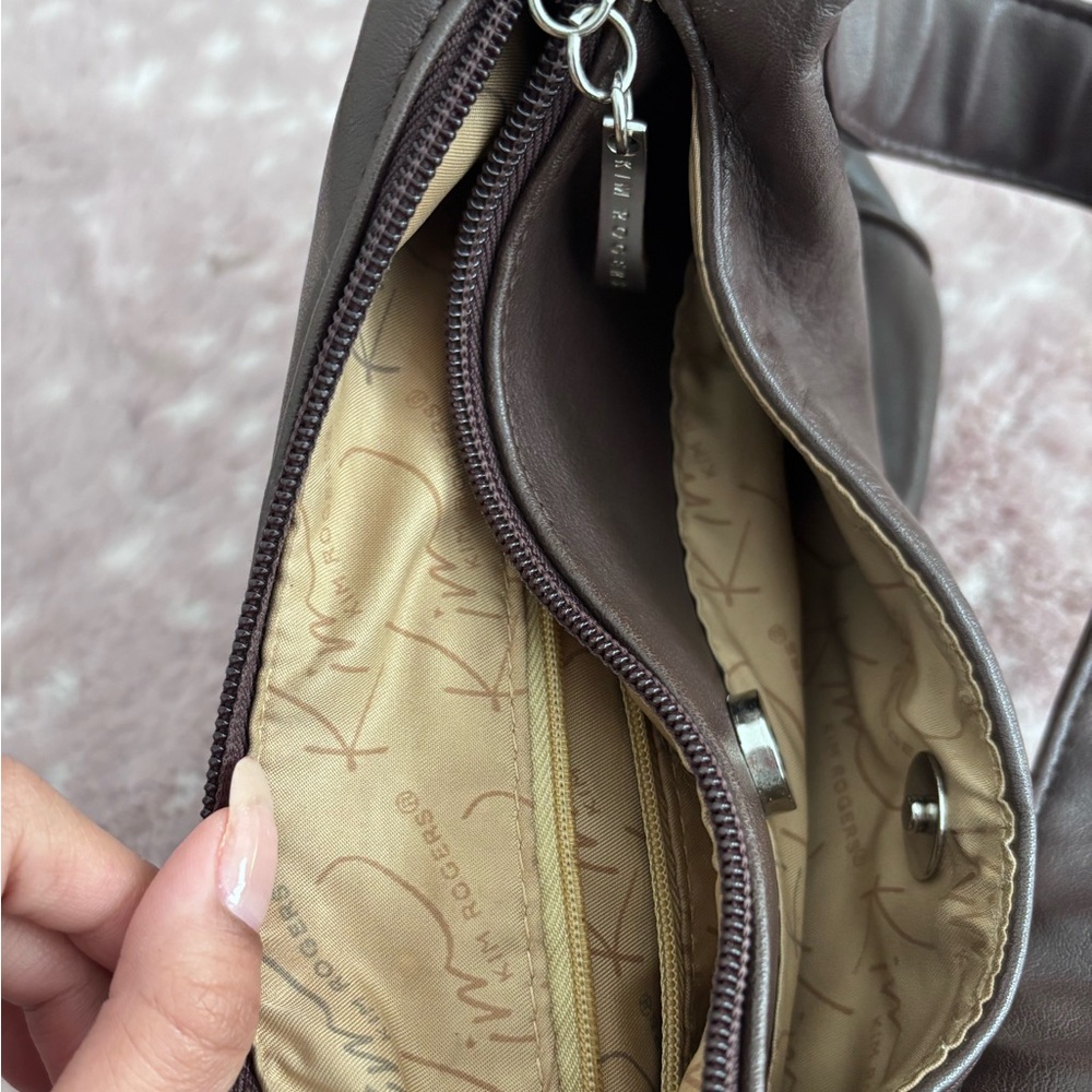 brown leather shoulder bag with zip closure and magnetic flap
new - Picture 3 of 3
